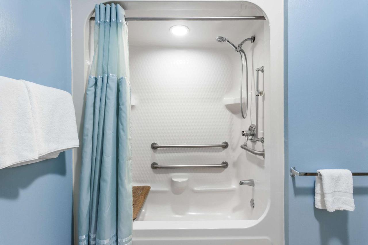 Howard Johnson By Wyndham Vancouver Hotel & Suites エクステリア 写真