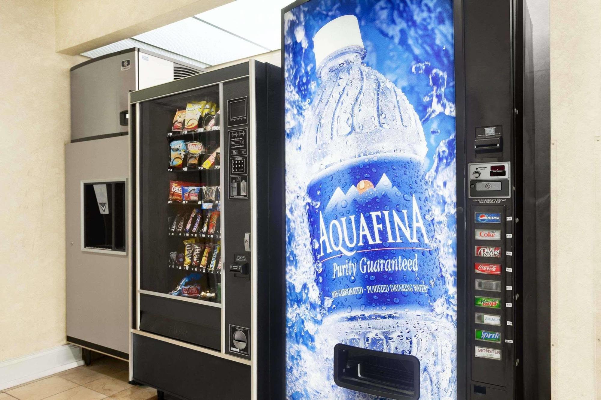 Howard Johnson By Wyndham Vancouver Hotel & Suites エクステリア 写真