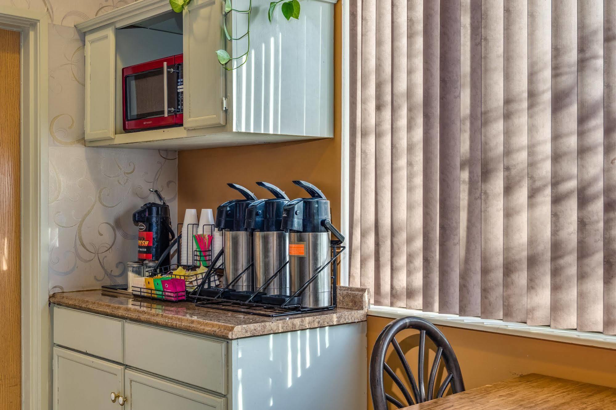 Howard Johnson By Wyndham Vancouver Hotel & Suites エクステリア 写真